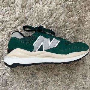Unisex New Balance 57/40 in Bottle Green